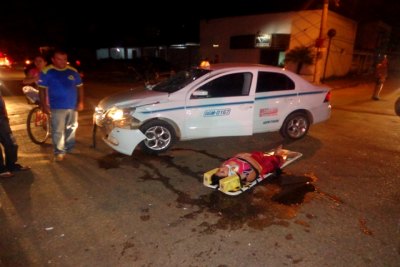 CAOS NO TRÂNSITO - Motociclista avança cruzamento e bate em táxi; esposa e filha se ferem gravemente
