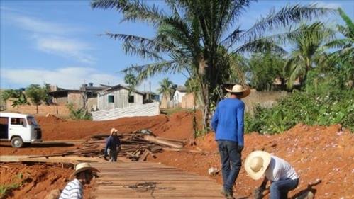 Madeiras apreendidas são utilizadas em construção de passarelas