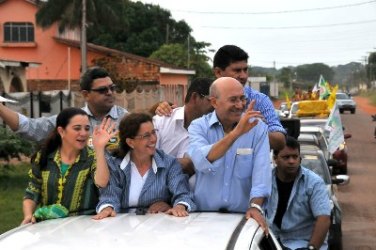 Confúcio debate saúde, educação, lojas franca e participa de carreata
