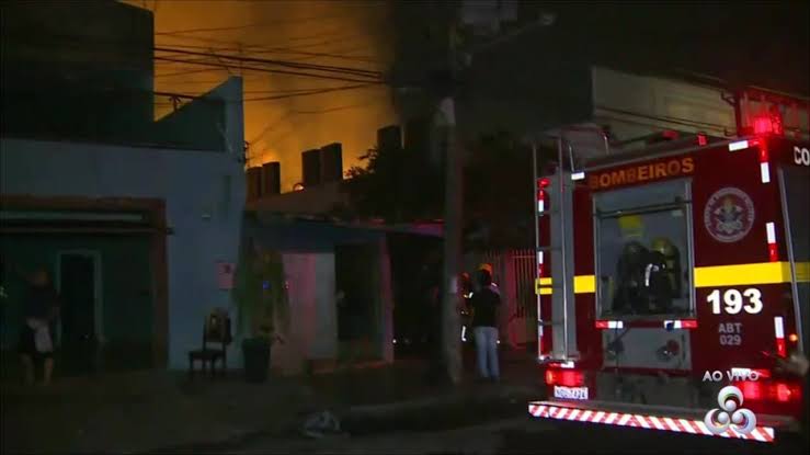 INCÊNDIO: Loja de materiais de construção pega fogo na zona Leste da capital