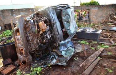 OURO PRETO - Carro fica totalmente destruído após bater em poste e muro; motorista sai ileso