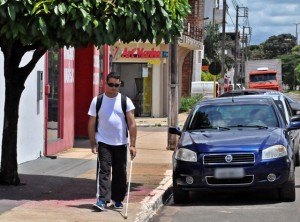 Deficiente visual reclama e desafia prefeito a andar com os olhos vendados em ruas da cidade