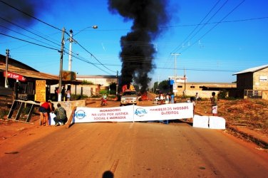 PROTESTO - Moradores indignados de bairro da Capital fecham rua e pedem presença do prefeito ou da SEMOB - VÍDEO