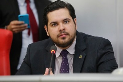 Deputado Jean Oliveira destaca trabalho de Pimentel na Sesau
