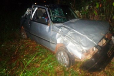 Casal escapa da morte ao bater em buraco e capotar veículo
