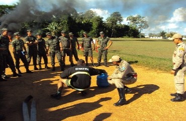 Bombeiros de Guajará-Mirim realizam treinamento aos militares do 6º BIS