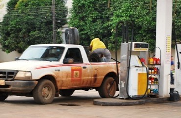 BOMBA AMBULANTE - Camionete da Prefeitura transporta ilegalmente mais de 600 litros na carroceria