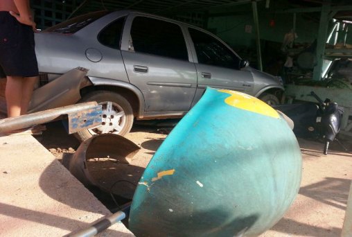 Menor embriagado perde controle de carro e invade comércio
