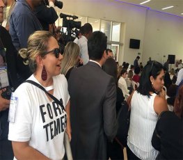 ESCOLTADA: Jornalista com camiseta 'Fora Temer' é cercada por agentes da PF