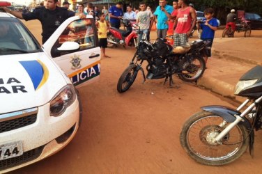 SINISTRO - Bate boca e confusão acaba com motocicleta incendiada em plena luz do dia
