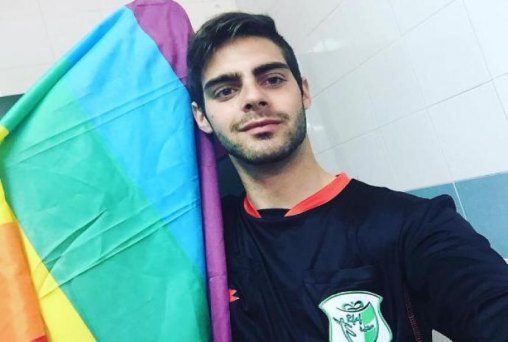 Árbitro gay é vítima de homofobia e decide se aposentar