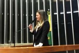 Clarissa Garotinho chora no plenário ao comentar prisão do pai 