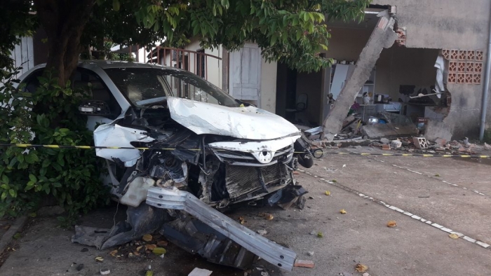 Motorista perde controle da direção de veículo e invade residência