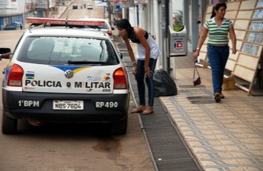 TÁ LIBERADO? - Policiais militares compram DVD pirata na principal avenida da capital - Vídeo