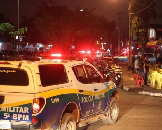 CANTADA EM MULHER - PF e advogado são presos após briga em boate