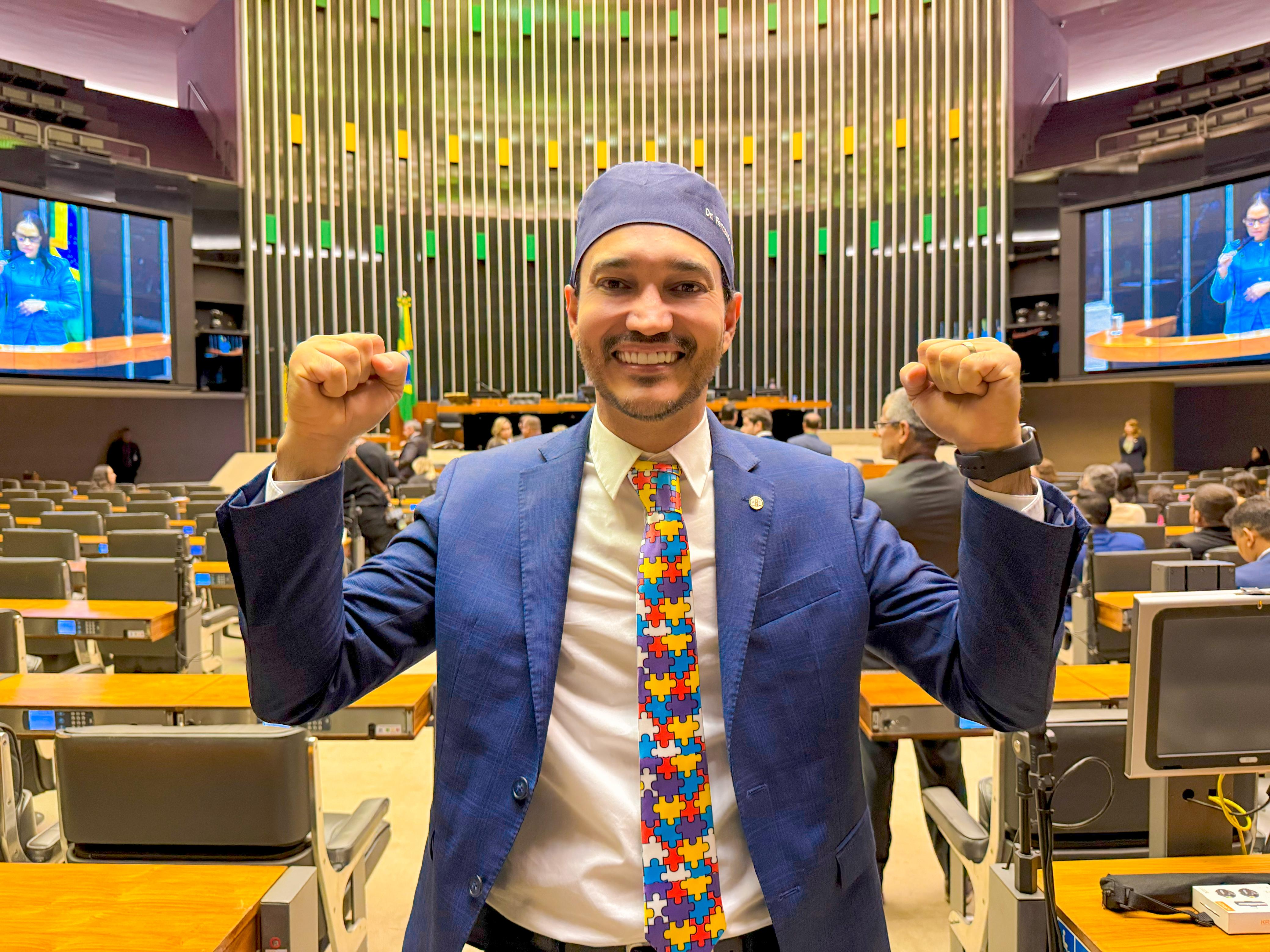 APROVADO: Projeto do Dr Fernando Máximo apoia empregos para autistas e TDAH