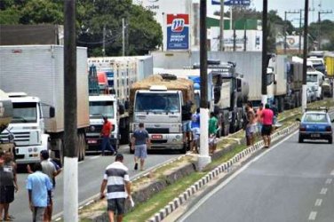 Caminhoneiros interditam 99 rodovias em todo o País