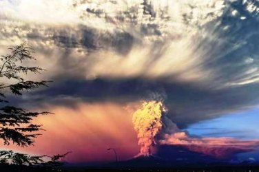 Vulcão chileno gera alerta vermelho após nova erupção