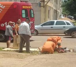 ACIDENTE: Motociclista quase cai em boca de lobo após colisão no centro