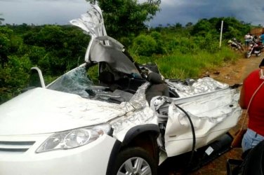 Grave acidente na BR entre carro e caminhão deixa vários feridos