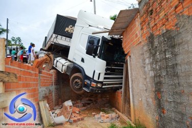 JI-PARANÁ – Bi-trem carregado invade residência 