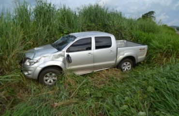 JARU - Condutor perde controle de caminhonete e capota na BR 364 - Fotos