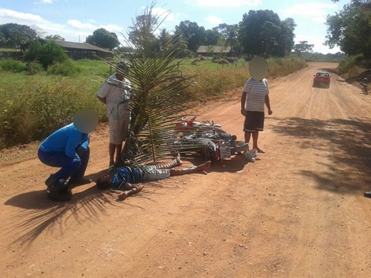 Colisão frontal entre motociclistas deixa duas pessoas gravemente feridas