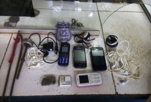 Agentes fazem ‘pente fino’ e apreendem droga e celulares em cela