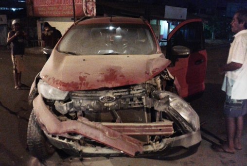 Carro pega fogo durante acidente em cruzamento na capital - VÍDEO