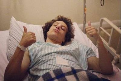 Em rede social, David Luiz publica foto de cirurgia bem-sucedida