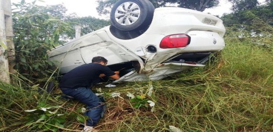 Agente penitenciário perde controle de veículo e capota na Estrada da Penal