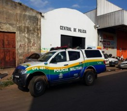 EMBRIAGADO - Médico é preso após perder controle de carro e invadir casa