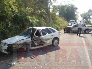 Carros betem de frente e uma pessoa é socorrida em estado grave