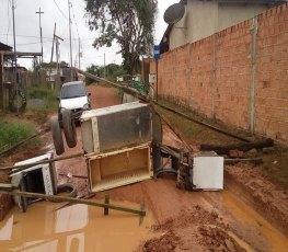 PRECÁRIA – Comunidade interdita rua na zona Sul