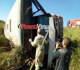 Ônibus tomba após pneu estourar na BR-364 