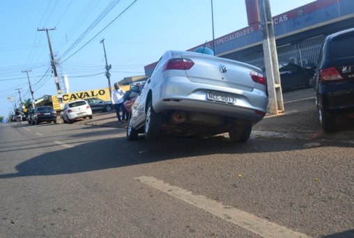 Carro cai em bueiro e motorista fica revoltado