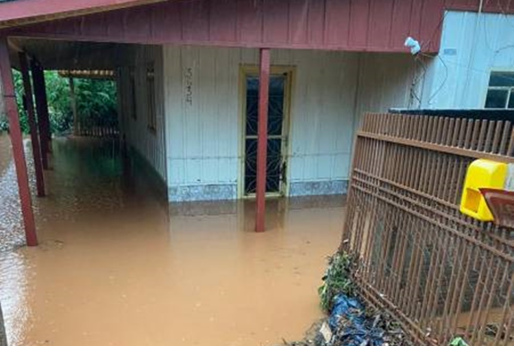 MADRUGADA DE TERROR: Chuva alaga casas e transforma ruas em 'cachoeiras' em cidade de RO