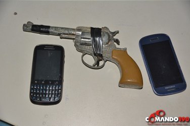 Adolescentes e um jovem de 18 anos são presos por roubar celular com arma de brinquedo