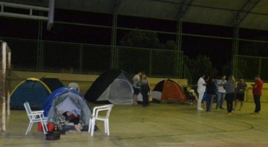 Pais acampam em frente escola, mas diretora diz que não é garantia de vaga