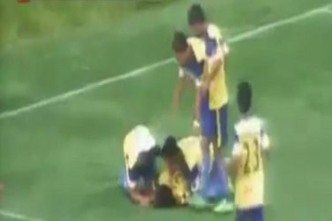 Jogador erra salto comemorando gol e morre após sofrer lesão na medula