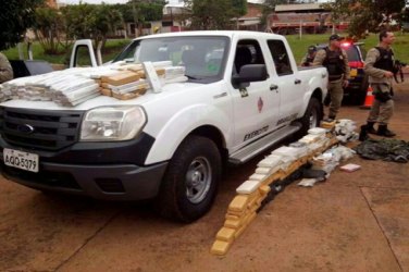 PRF apreende cerca de 300 kg de drogas em caminhonete do exército 