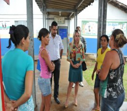 Primeira dama Ieda Chaves visita escolas do município