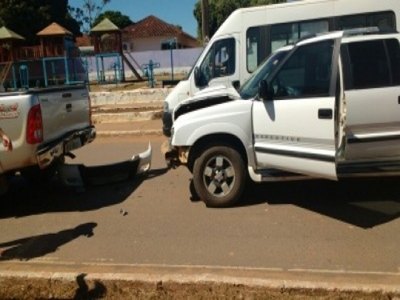 Motorista distraído colide em traseira de veículo que parou na faixa de pedestre