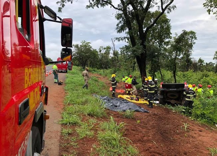 NA BR-364: Duas mulheres morrem e cinco ficam em estado grave após carro sair da pista e bater em árvore