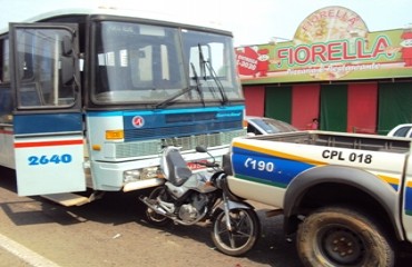 Ônibus carregado de formiguinhas de Confúcio Moura espreme motocicleta em traseira de viatura policial - Fotos