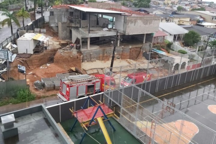 CHUVAS: Homens ficam soterrados após desabamento de muro devido a forte chuva