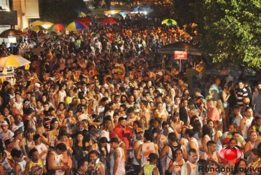 CARNAVAL 2016 – ‘Galo’ vai as ruas e arrasta multidão na primeira noite de festa