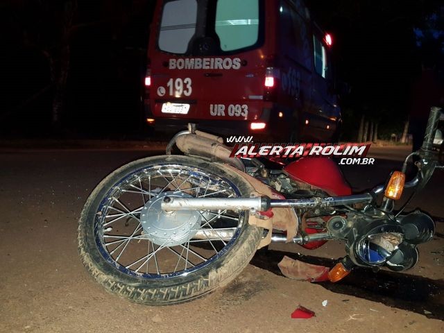 Motociclista fica ferido após se chocar contra traseira de carro estacionado