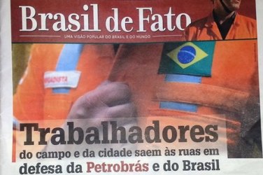 Integrantes do MST distribuem publicação que defende Petrobras