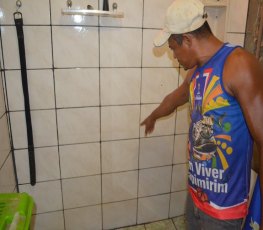 Moradores mostram danos em residências após explosões em pedreira